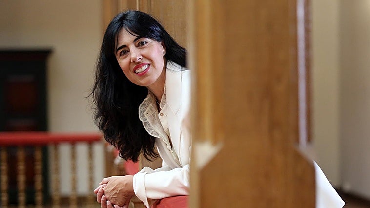 Raquel Lanseros: «Me entusiasma que la poesía se salga de los márgenes estrechos de las torres de marfil»