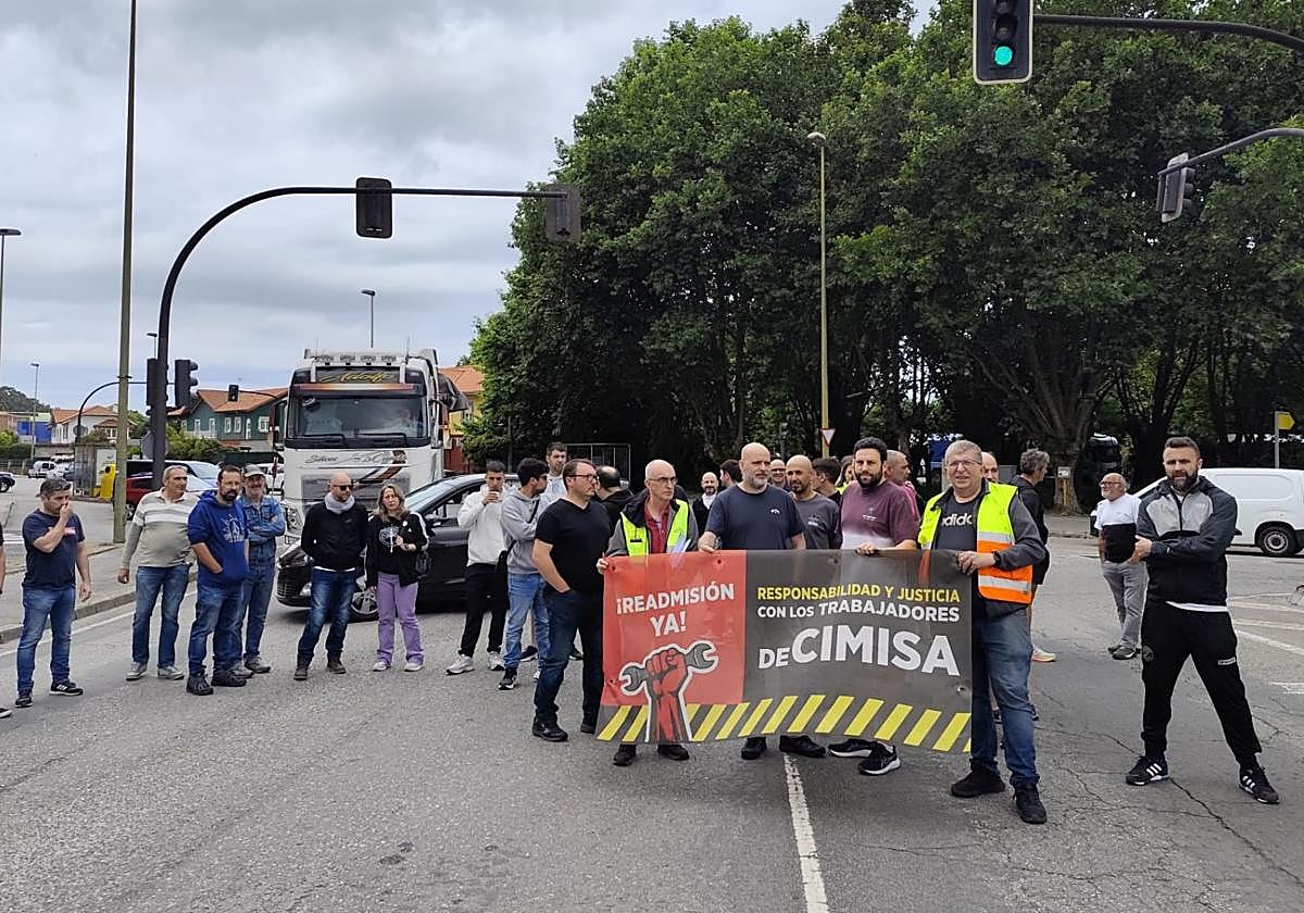 Extrabajadores de CIMISA cortan la carretera N-632 en Avilés
