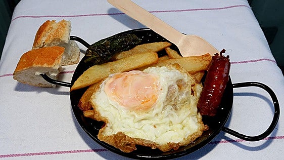 ¿Cansado de que salte el aceite de la sartén al freír un huevo? Prueba estos trucos