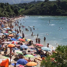 La playa de Poo, en Llanes, que aspira a ser la mejor de España.