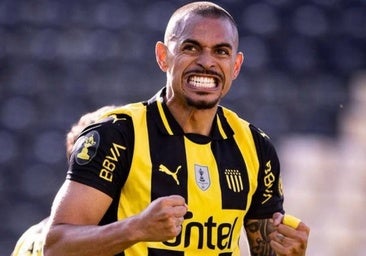 Emanuel Gularte, durante un partido con el Peñarol.