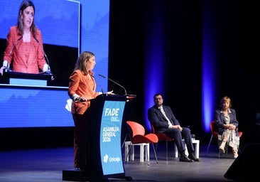 La presidenta de Fade, María Calvo; con el presidente de Asturias, Adrián barbón, y la alcaldesa de Avilés, Mariví Monteserín, al fondo.