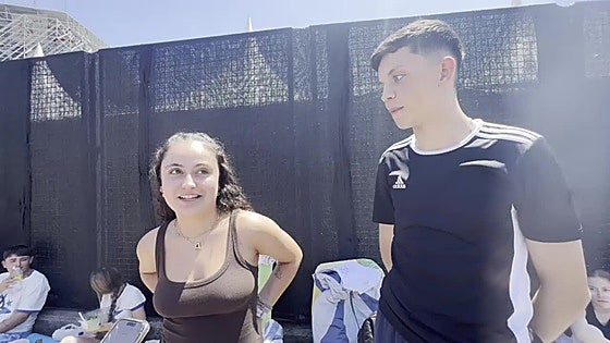 Los fans de Aitana hacen cola antes del concierto en Avilés