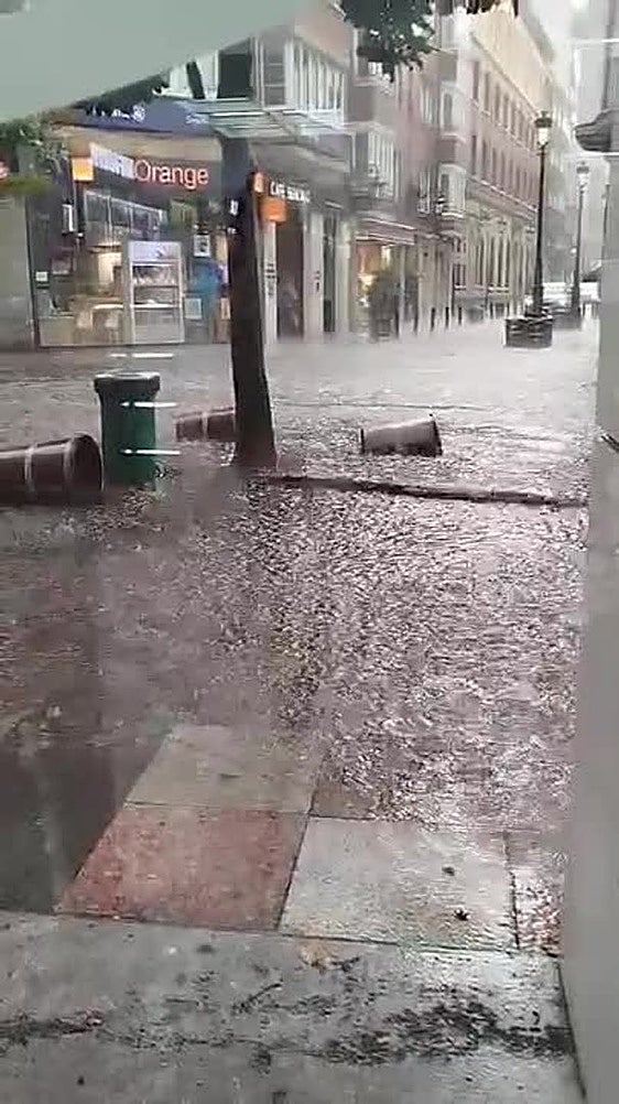 Las fuertes lluvias inundan las calles de Oviedo