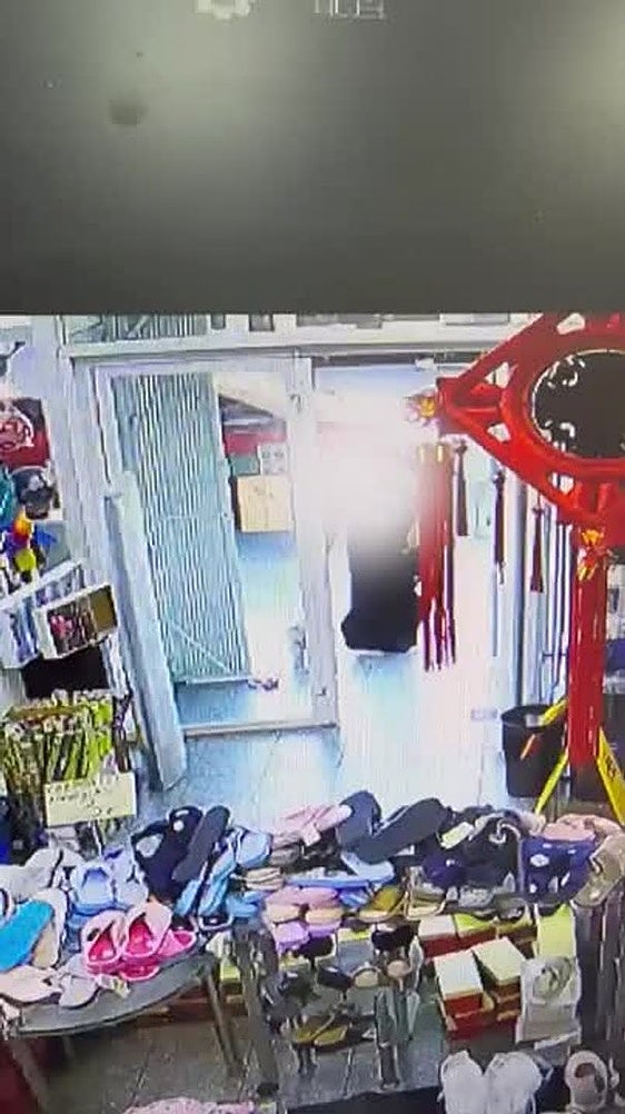 Roba a una perra de la puerta de una tienda de Gijón