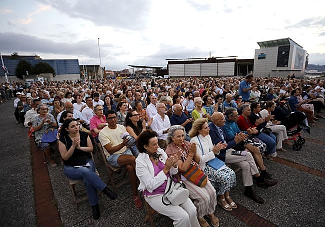 Numeroso público disfrutó de la Carroza del Real en Poniente.