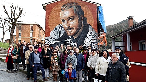 35 años sin el 'rey del glam': Asturias recuerda a Tino Casal a ritmo de un 'Eloise' más vivo que nunca