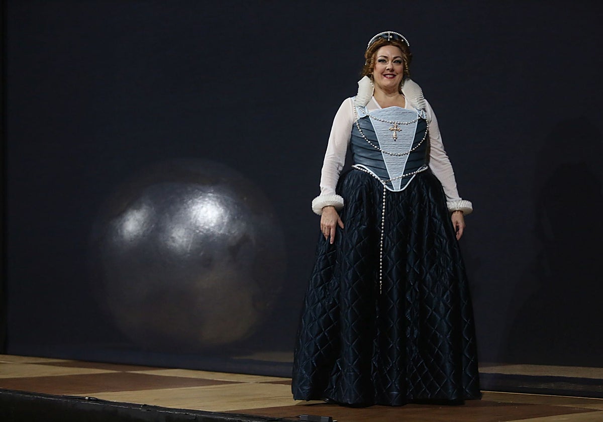 Yolanda Auyanet Stars in Oviedo Opera's Maria Stuarda