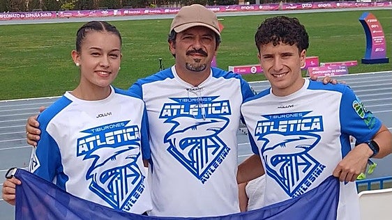 El avilesino Miguel Martínez-Guisasola acaricia la medalla en el nacional sub 20