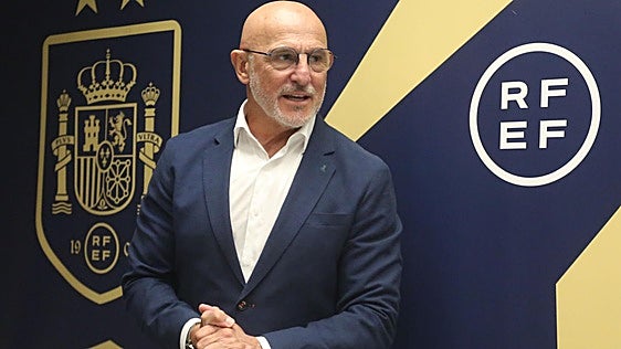 El seleccionador Luis de la Fuente ya está en Oviedo de cara al duelo España - República Checa en el Tartiere: «El Balón de Oro debe ganarlo un español»