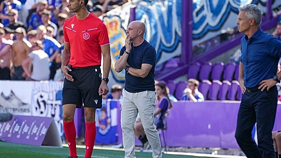 Calero, entrenador del Real Oviedo: «Vamos recuperando el terreno que nos dejamos en casa»