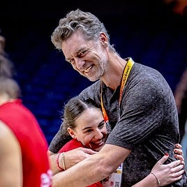 Iyana Martín, medalla de bronce en este Mundial, se abraza con el mítico Pau Gasol.