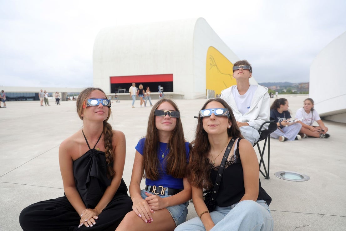 Emoción y decepción en Avilés durante el eclipse total de Sol