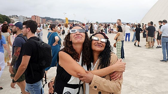 Emoción y decepción en Avilés durante el eclipse total de Sol