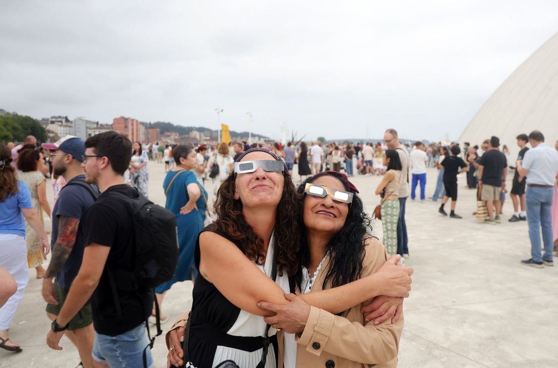 Emoción y decepción en Avilés durante el eclipse total de Sol