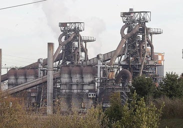Los dos hornos altos de Arcelor en la planta de Gijón.