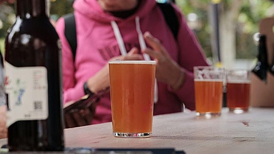 Ribadesella estrena feria de la cerveza y San Martín degusta Bocados con Orgullo