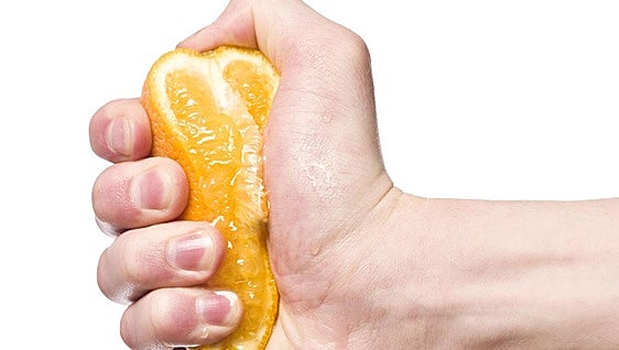 Cómo exprimir un limón sin cortarlo con el cuchillo (y así no desperdicias nada)