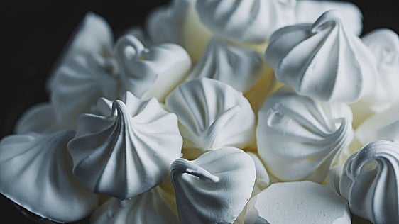 El truco para convertir en ingrediente de repostería el líquido de las conservas que siempre tiras