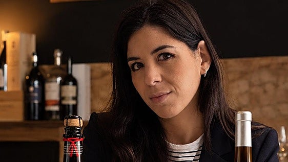 Aida Pérez Zapico, jefa de sala del restaurante Llumbre: «Les cuesta más probar la sidra de mesa a los de aquí que a los de fuera»