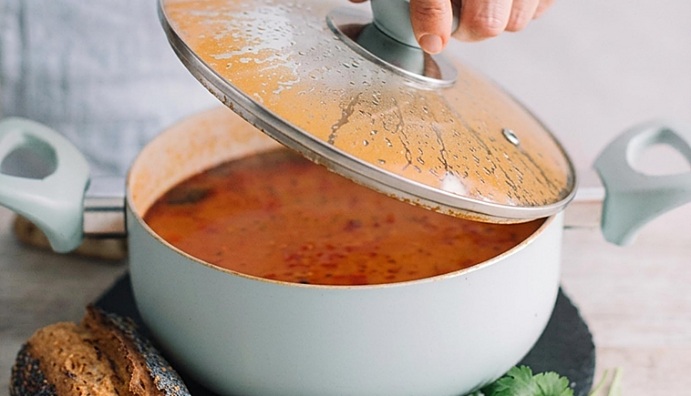Truco al rescate: lo que debes hacer si se te pega el guiso (y con un ingrediente que tienes en casa)