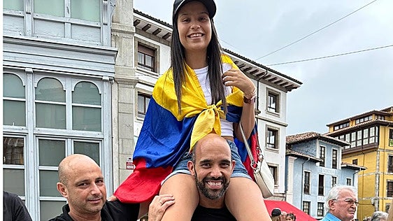 El venezolano Irlando Ceballos, que vive en Llanes, ha perdido a su tía y busca a sus primos entre los desaparecidos tras los terremotos