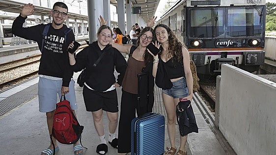 Llega el primer tren playero de la temporada: «En León hace mucho calor por eso venimos a Gijón, a refrescarnos»