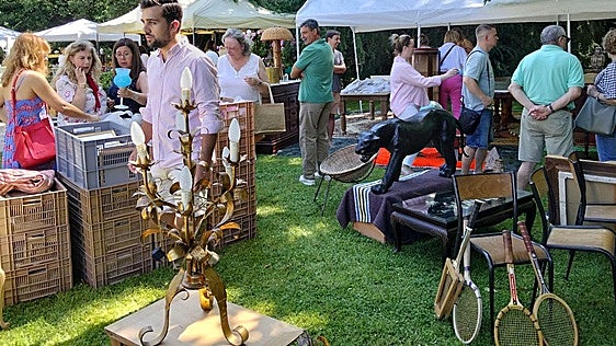 Los tesoros del Déballage de Gijón: muebles históricos y piezas únicas de Somió