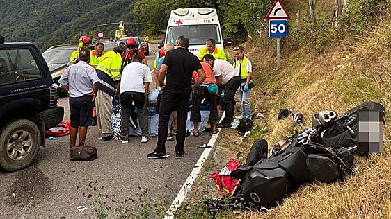 Un motorista, herido grave tras colisionar contra un todoterreno en Quirós