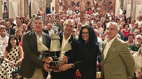Los centros asturianos del mundo premian la labor que realiza la SOF con el Día de América en Asturias
