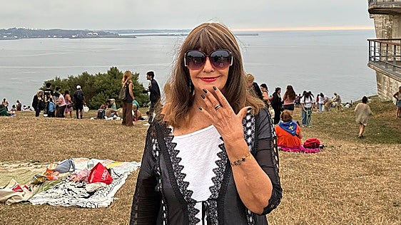 Esperanza Gracia siguió el eclipse de Sol en Gijón: «Es un lugar mágico, pero me guardo las gafas para otro»