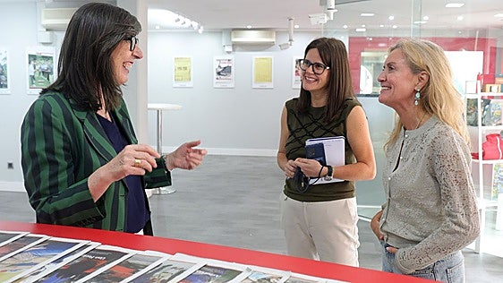 Nieves Roqueñí visita el estand de EL COMERCIO en la Feria: «Cuando la economía va bien, el Puerto de Gijón va bien»
