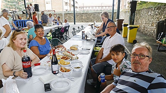 Mesa en Carbayedo para 170 comensales por San Roque