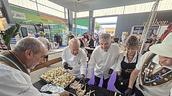 La fabada triunfa en la Fidma: 8,5 kilos repartidos en media hora en el estand de Villaviciosa
