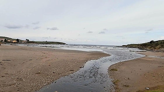 Alertan de contaminación fecal en la playa de Bañugues, en Gozón