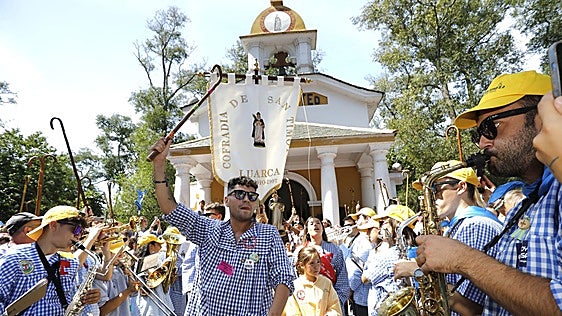 Luarca celebra unas multitudinarias fiestas de San Timoteo entre bailes y charanga