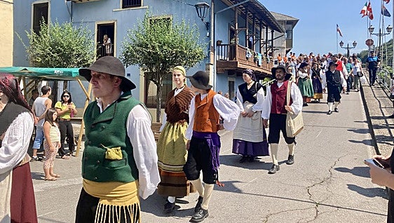 El Día de los Pueblos de Asturias pone el broche a las fiestas de La Caridad en Navelgas