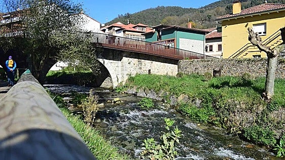 Una mujer denuncia el homicidio de su padre, hallado muerto en un río en Salas en 1978