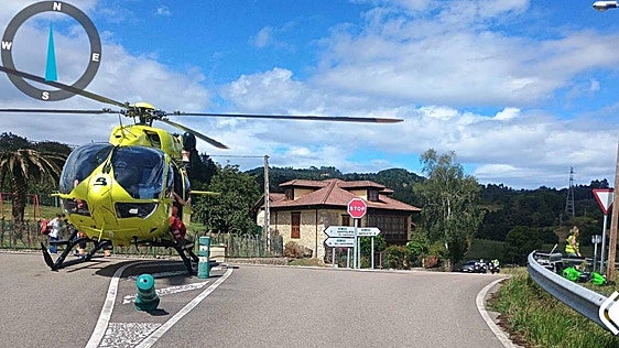 Trasladan en helicóptero al HUCA a una motorista que se cayó por un terraplén en Piloña