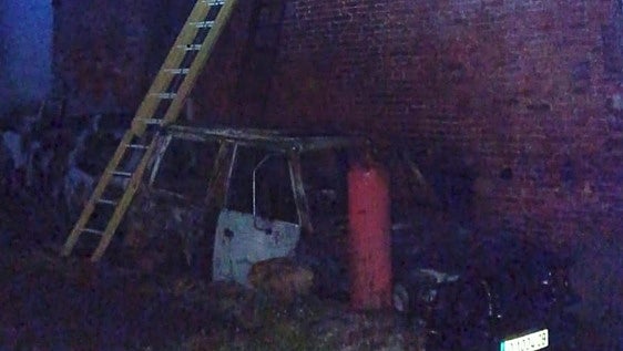 Un incendio de madrugada en Siero calcina dos coches y provoca daños en un edificio