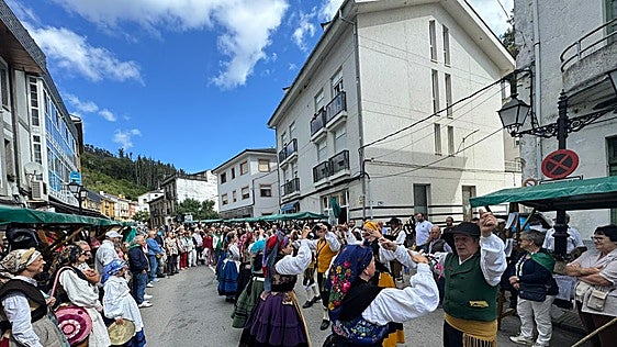 Navelgas celebra el Día de los Pueblos de Asturias con Infiesto como localidad hermana