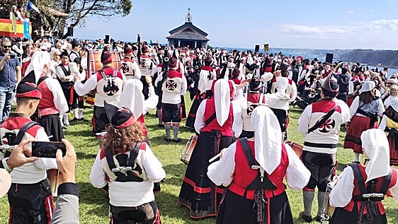 Cadavedo celebra su día grande de La Regalina entre gaitas, tradición y devoción