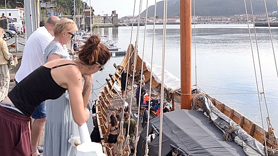 Asturias recupera por unas horas su pasado vikingo con la llegada del 'Orkan' al puerto de San Esteban