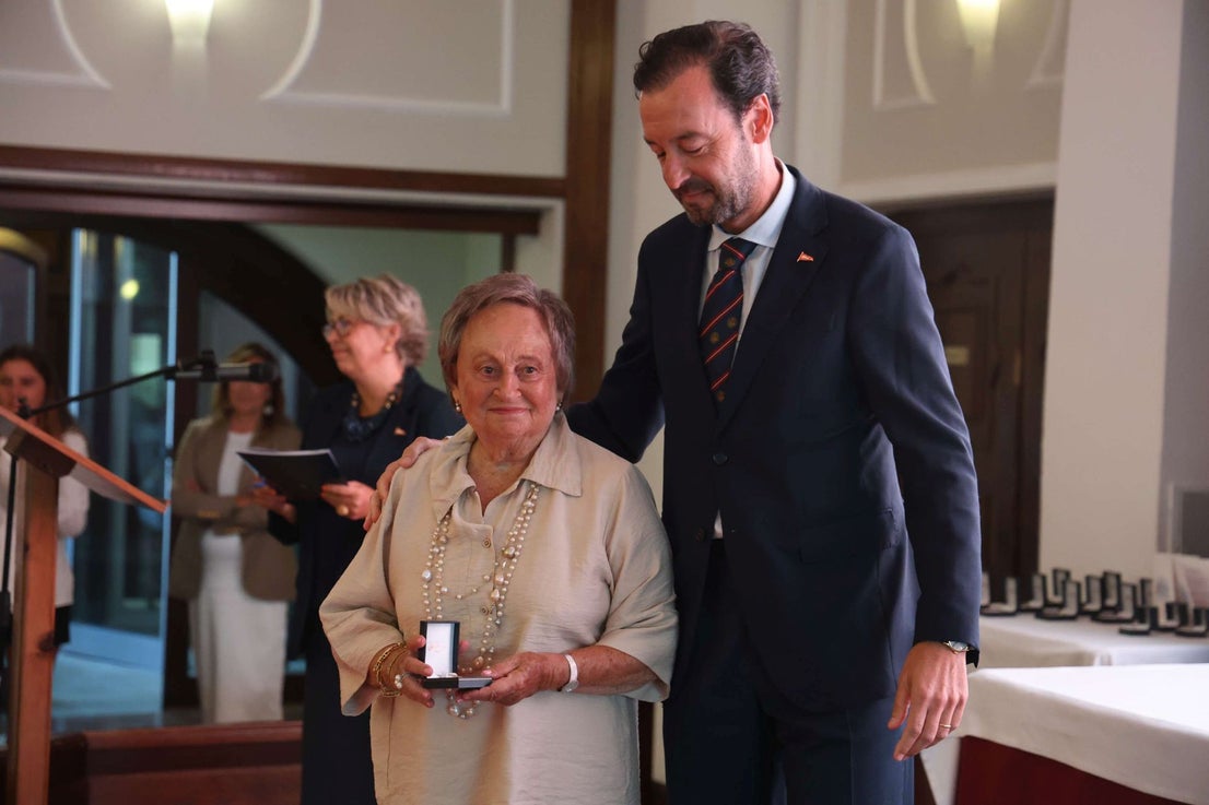 El Club de Regatas de Gijón homenajea a 10 socias de honor