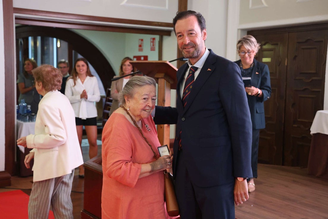El Club de Regatas de Gijón homenajea a 10 socias de honor