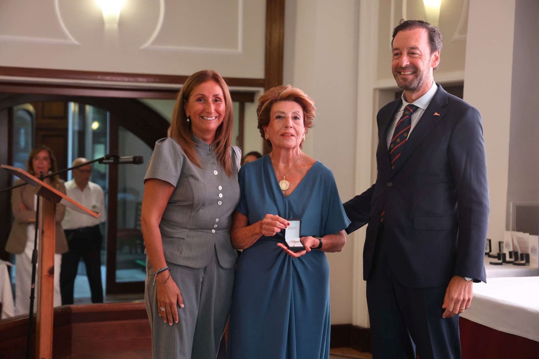 El Club de Regatas de Gijón homenajea a 10 socias de honor