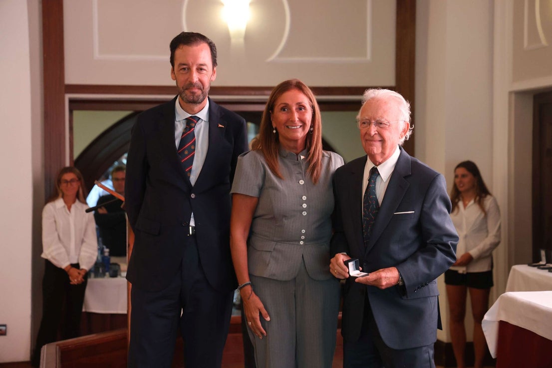 El Club de Regatas de Gijón homenajea a 10 socias de honor