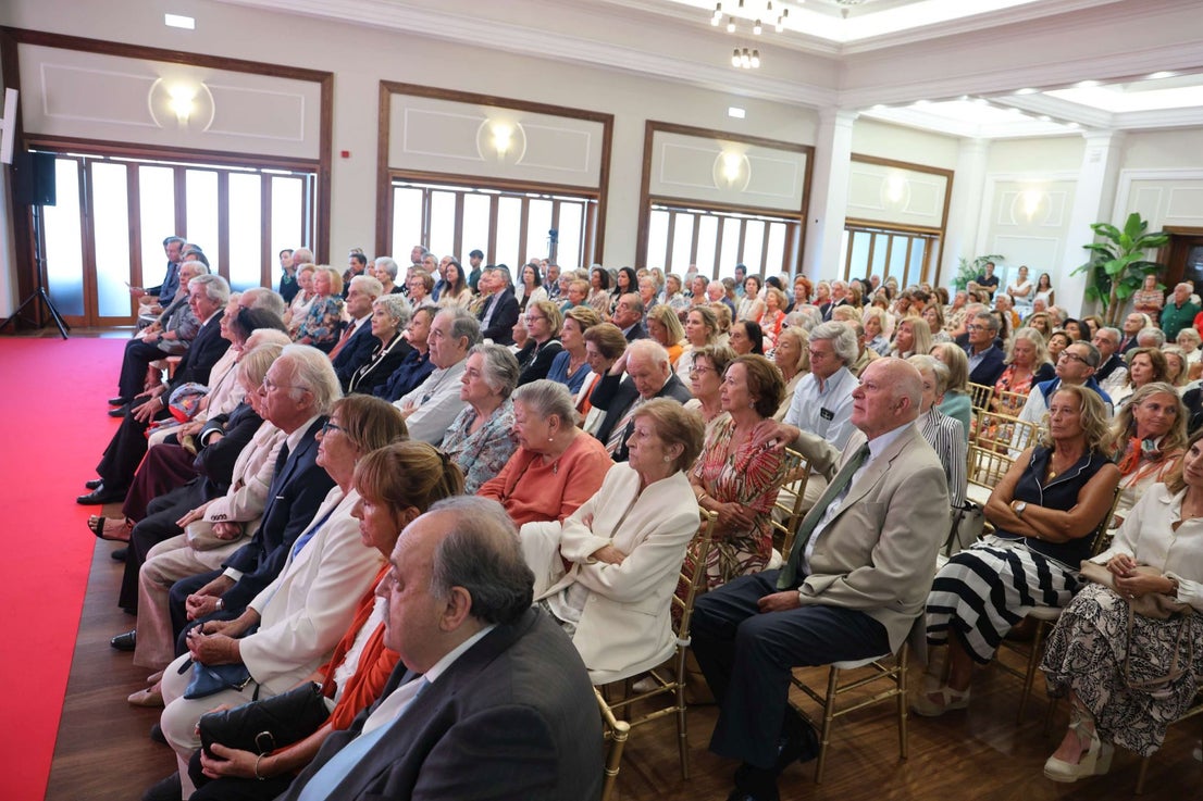 El Club de Regatas de Gijón homenajea a 10 socias de honor