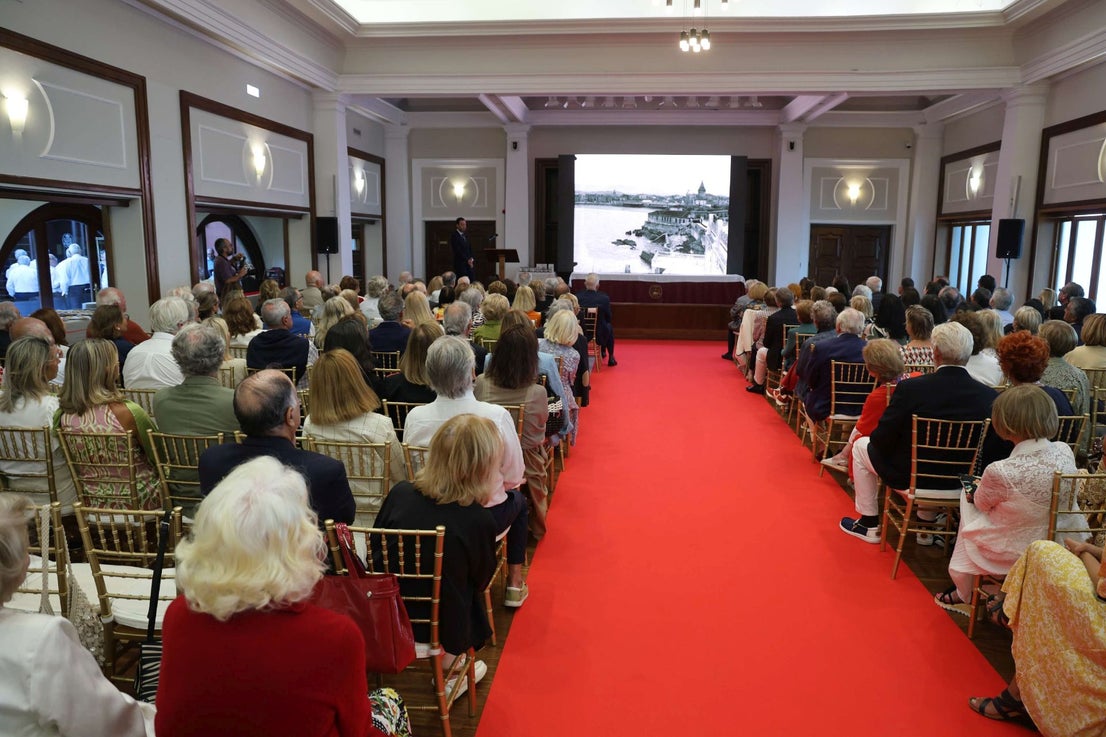 El Club de Regatas de Gijón homenajea a 10 socias de honor