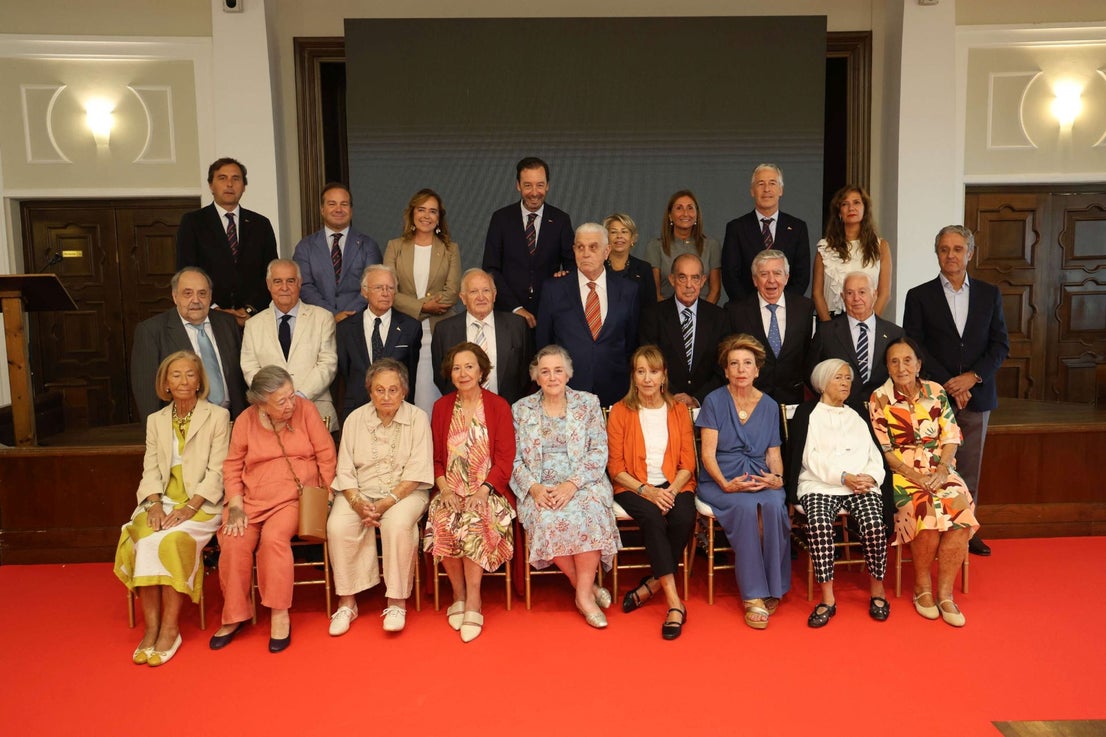 El Club de Regatas de Gijón homenajea a 10 socias de honor